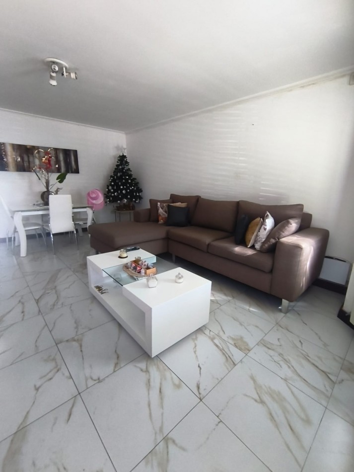 Casa Estilo Modero, con quincho y departamento.