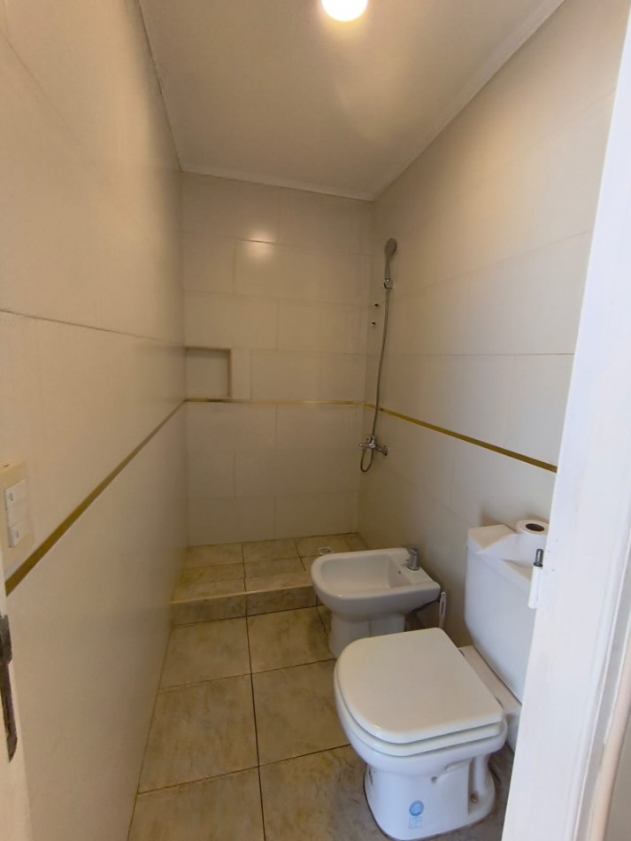 Casa Estilo Modero, con quincho y departamento.