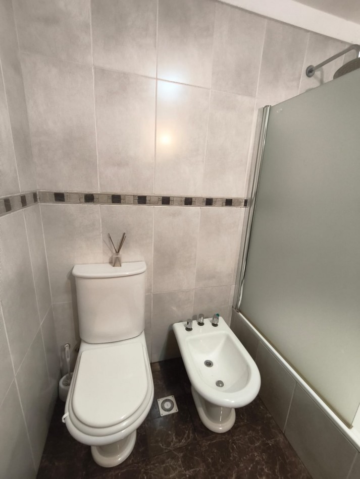 Casa Estilo Modero, con quincho y departamento.