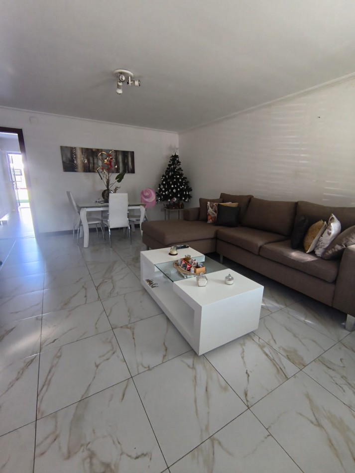 Casa Estilo Modero, con quincho y departamento.