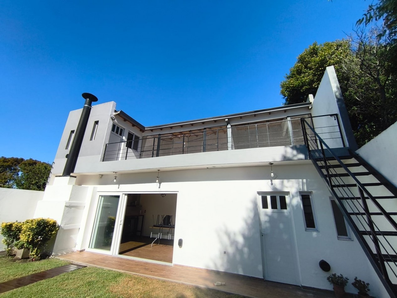 Casa Estilo Modero, con quincho y departamento.