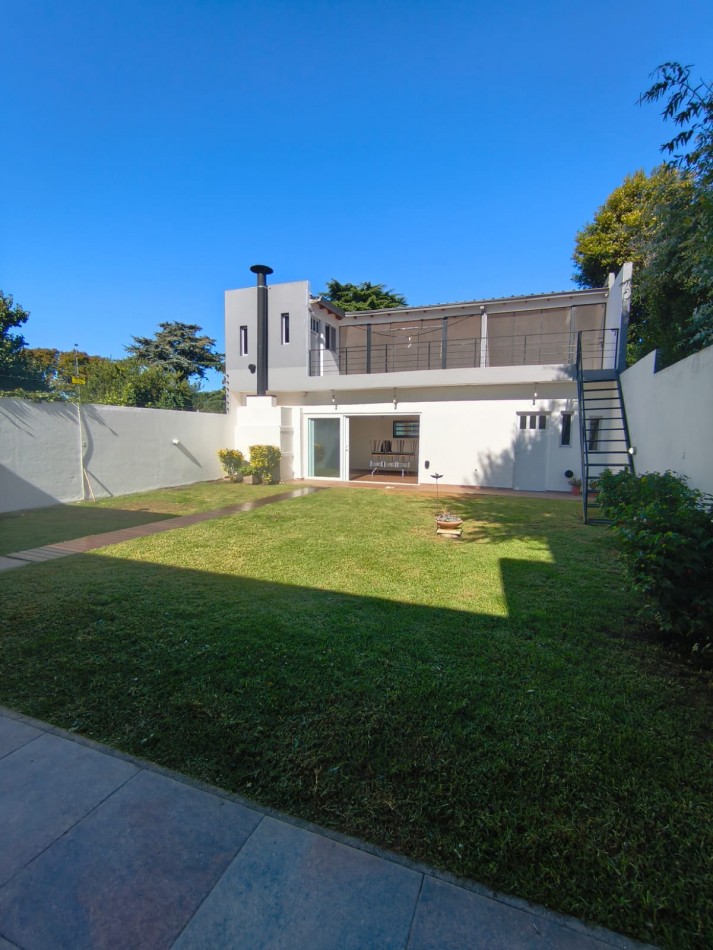 Casa Estilo Modero, con quincho y departamento.