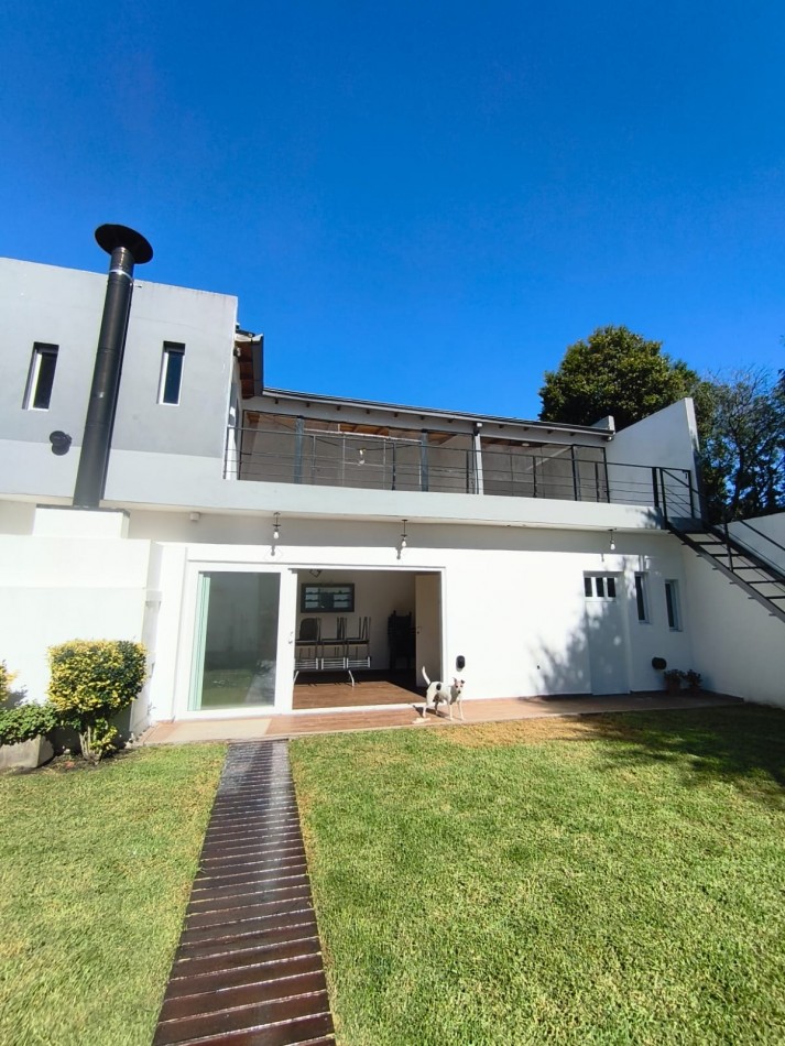 Casa Estilo Modero, con quincho y departamento.