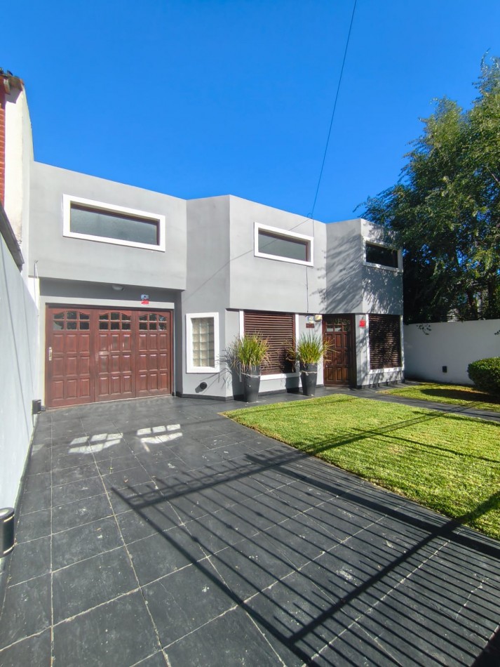 Casa Estilo Modero, con quincho y departamento.